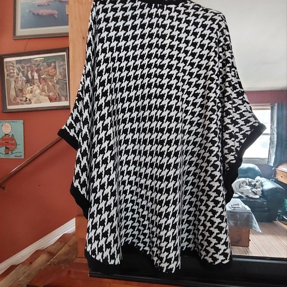 Black & White Retro Cape - Picture 3 of 4